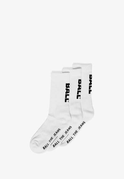 Valged tavalised sokid, mille mõlemal küljel on musta värvi tekst "BALL THE JEANS". Pehme puuvillane kangas koos standardse ribilise disainiga.