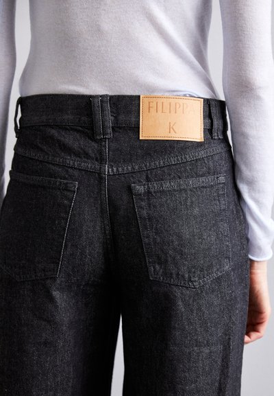 Filippa K LOOSE BUTTONED - Wide leg - washed black