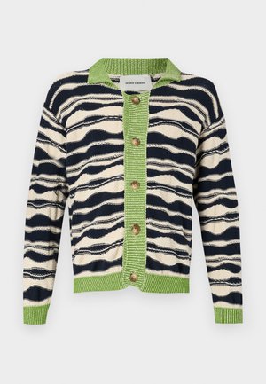 Csíkos kardigán krém, tengerészkék és zöld színben, gombos elülső résszel, texturált gallérral és hullámos mintákkal az anyagon.