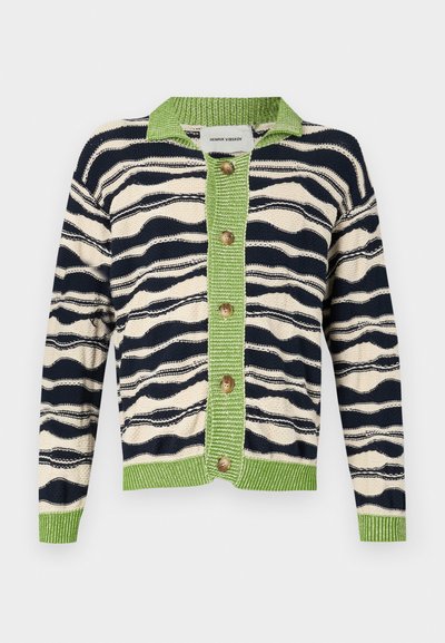 Pasiasty kardigan w kolorach kremowym, granatowym i zielonym, z przodem zapinanym na guziki, teksturowanym kołnierzem oraz falistymi wzorami na tkaninie.