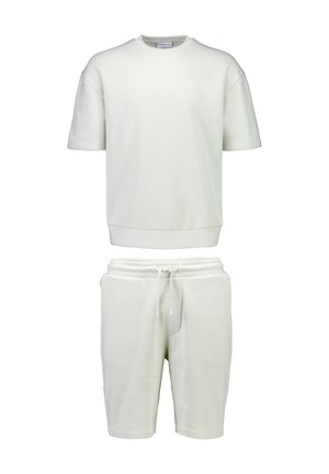 Biała codzienna bluza z krótkim rękawem w zestawie z pasującymi białymi szortami ze ściągaczem, oba wykonane z miękkiego materiału.