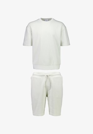 Sweatshirt décontracté blanc à manches courtes associé à un short blanc avec cordon de serrage assorti, tous deux en tissu doux.