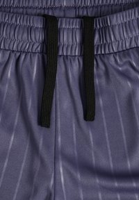 Lila Sportshorts aus strukturiertem Stoff mit dezentem Nadelstreifenmuster, elastischem Bund und schwarzem Kordelzug zur Verstellung.