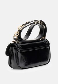 Bolso de mano de charol negro con una forma estructurada, que presenta un asa superior redondeada adornada con hardware dorado y un diseño elegante y minimalista.