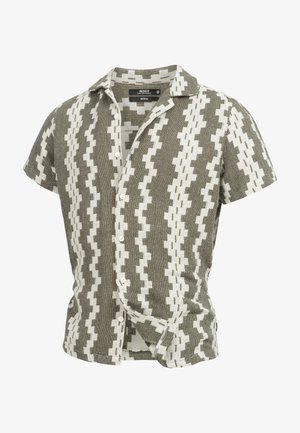 Camisa de manga corta en verde oliva con un patrón de zigzag en blanco. Presenta un cuello, botones en la parte delantera y un corte relajado.