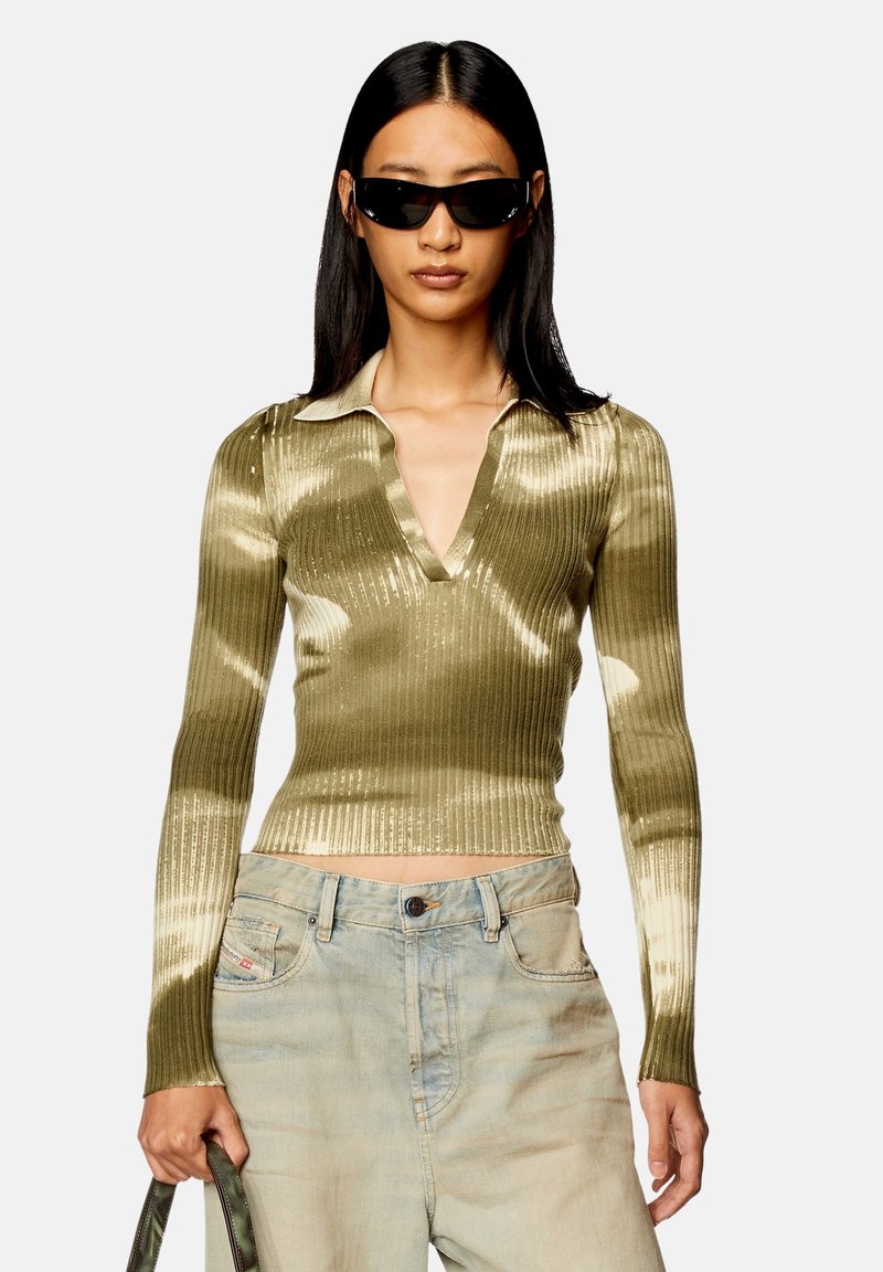 Pull en maille côtelée vert olive avec un décolleté en V profond et des manches longues. Présente un col blanc contrastant et des motifs de couleurs variés subtils.