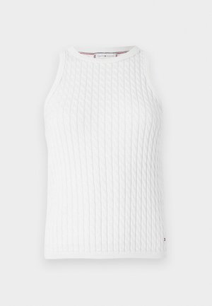 Hvid strikket tanktop med et tekstureret kabelmønster, ærmeløst design og kontrasterende røde og blå accenter nær kanten.