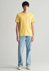 GANT SHIELD REGULAR FIT - Camiseta básica - gelb