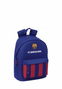 Niebieski plecak z logo FC Barcelony na górze i czerwoną paskowaną kieszenią z przodu, idealny do sportu i do szkoły.