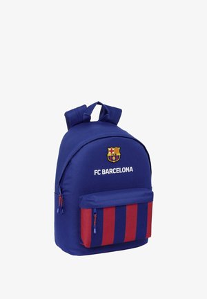 Sac à dos bleu avec le logo du FC Barcelone en haut et une poche avant à rayures rouges, adapté pour le sport et l'école.