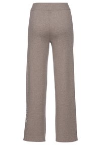 Graue weit geschnittene Sweatpants aus weichem, strukturiertem Stoff. Mit hohem Bund und kleinem weißen Logo-Detail am unteren linken Bein.