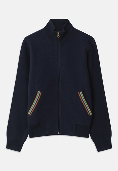 Marinblå zip-up tröja med hög krage, med två fickor prydda med regnbågsfärgade ränder och en gyllene dragkedja. Mjuk textur, avslappnad passform.