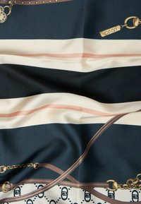 Sciarpa di seta con una base blu navy e strisce alternate in crema e rosa chiaro, decorata con motivi e accenti di catene dorate.