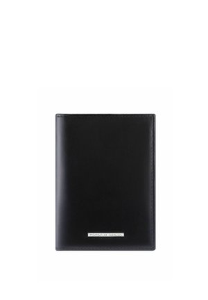 Portefeuille en cuir noir avec plaque logo rectangulaire en argent Porsche Design centrée en bas sur fond blanc.