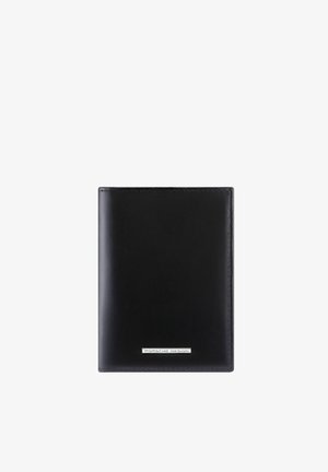 Portefeuille en cuir noir avec plaque logo rectangulaire en argent Porsche Design centrée en bas sur fond blanc.