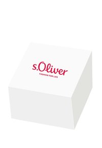 Scatola di cartone bianco con una finitura leggermente lucida, caratterizzata da un logo rosso che recita "s.Oliver FASHION FOR LIFE" sulla parte superiore.