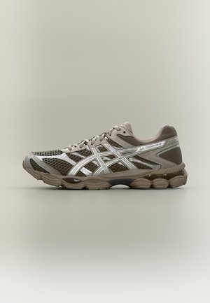 Chaussure de running Asics Gel-Cumulus 16 grise et beige avec empeigne en mesh, détails réfléchissants et semelle amortissante sur fond uni.
