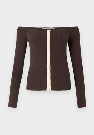 Růžičkový top s dlouhými rukávy a odhalenými rameny v tmavě hnědé barvě s krémovou légou na knoflíky uprostřed přední části.