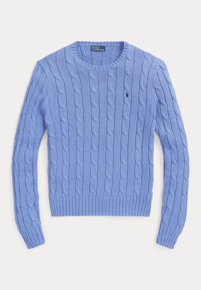 Svetlomodrý sveter s copánkovým vzorom, s okrúhlym výstrihom a dlhými rukávmi, s vyšívaným logom Polo Ralph Lauren na hrudi.