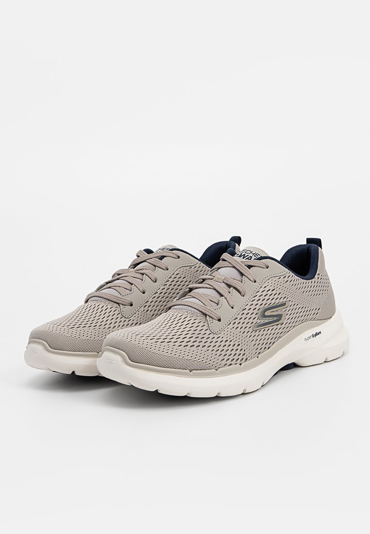 Hellbeige Skechers Sportschuhe aus Mesh-Gewebe, mit Schnürverschluss und weißen gepolsterten Sohlen, seitliche Ansicht auf weißem Hintergrund.