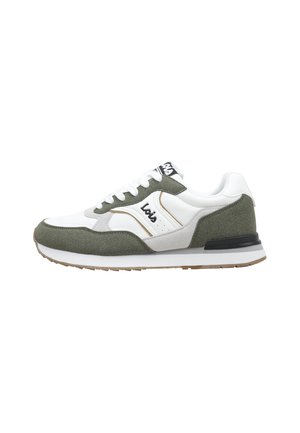 Zapatilla deportiva de corte bajo en blanco y verde oliva con detalles de ante, cordones blancos y logo en el lateral y la lengüeta, vista desde el lado exterior.