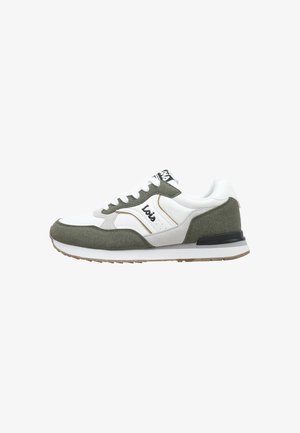 Zapatilla deportiva de corte bajo en blanco y verde oliva con detalles de ante, cordones blancos y logo en el lateral y la lengüeta, vista desde el lado exterior.