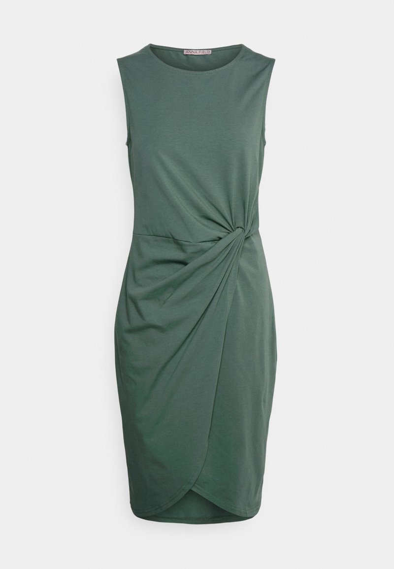 Robe verte sans manches jusqu'aux genoux avec un col rond et un détail de nœud torsadé à l'avant de la taille, créant un effet drapé.