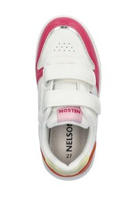 Witte sneakers met roze, oranje en gele accenten, met een soepel leren bovenkant, twee klittenbandsluitingen en een geperforeerd teendesign.