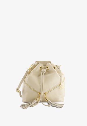 Beige læderpose med snører og hardware i gylden farve, to lynlås lommer og grå læderkvaster. Blød tekstur og rund form.