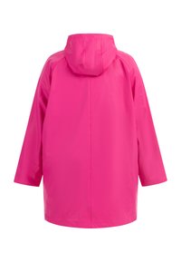 Cappotto impermeabile rosa con cappuccio, caratterizzato da una vestibilità rilassata, maniche lunghe e una texture liscia e lucida. I dettagli delle cuciture sono visibili.