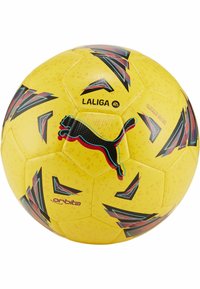 Balón de fútbol amarillo con un patrón geométrico negro y azul, que presenta un logo negro de Puma, superficie texturizada y branding de La Liga.