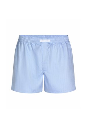 Lichtblauwe katoenen boxers met een elastische tailleband, een enkele knoopsluiting en een zachte, gladde textuur. Eenvoudig ontwerp, zonder patronen of accenten.