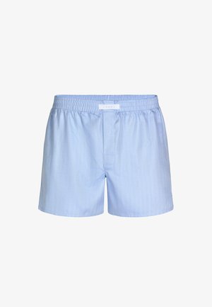 Lichtblauwe katoenen boxers met een elastische tailleband, een enkele knoopsluiting en een zachte, gladde textuur. Eenvoudig ontwerp, zonder patronen of accenten.