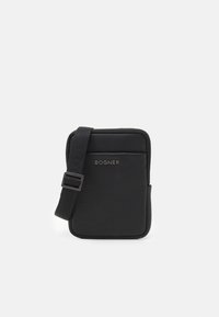 Borsetta a tracolla in pelle nera con finitura testurizzata, dotata di chiusura con cerniera e tracolla regolabile. Logo "BOGNER" esibito sulla parte anteriore.
