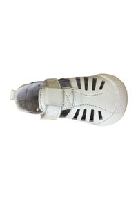 Sandal blanco sintético con diseño troquelado, correa ajustable, puntera redondeada, suela de goma, con detalles de costura y acabados texturizados.