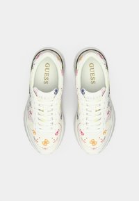 Άσπρα αθλητικά παπούτσια με πολύχρωμα λουλουδάτα και αφηρημένα σχέδια. Διαθέτουν υλικό με υφή, στρογγυλά κορδόνια και ελαφρώς ανυψωμένη σόλα.