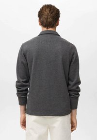 Dunkelgrauer Pullover mit langen Ärmeln, Rundhalsausschnitt und strukturiertem Stoff. Verfügt über einen lässigen Schnitt und gerippte Bündchen an den Handgelenken.