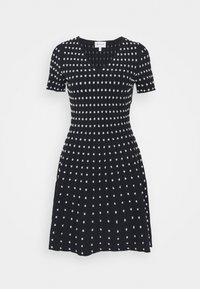 Robe noire à manches courtes avec un motif de petits carreaux blancs, encolure en V, taille cintrée et jupe évasée.