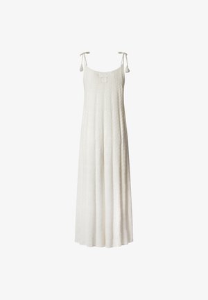 Pikk valge kleit tekstureeritud mustriga, reguleeritavad sidumisrihmad ja ruudukujuline logoäpp. Laineline seelik ulatub põrandani.