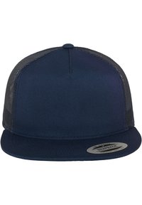 Casquette bleu marine avec un devant structuré, des côtés en mesh et une visière plate. Présente un patch de marque circulaire sur le devant.
