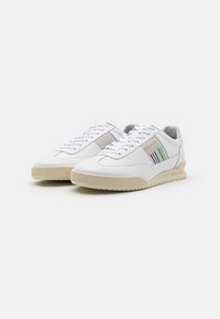 Zapatillas bajas blancas con suelas beige, cordones blancos y rayas verticales multicolores en el lateral con el texto "PS Paul Smith".