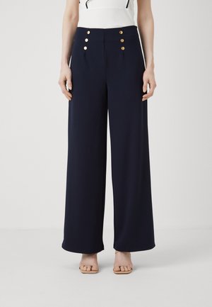 Marineblauwe wijde broek in een gladde stof, met vier gouden knoopdetails op de hoge taille en een op maat gemaakte pasvorm.