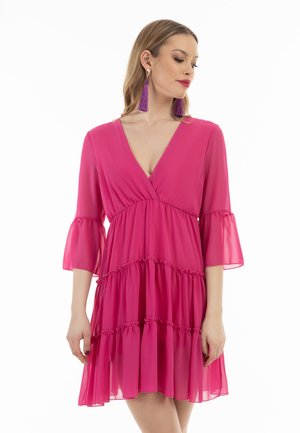 Fuchsia Chiffonkleid mit V-Ausschnitt, ausgestelltem Dreiviertelärmeln und gestuftem Volantsaum. Leichter, fließender Stoff mit transparenter Textur.