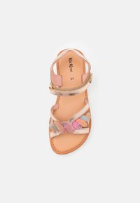 Sandál se stahovacími pásky s lehkou růžovou koženou svrchní částí, metalickými akcenty a vícebarevným spletitým designem na přední části. Plochý, otevřený styl.