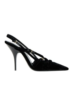 Chaussure slingback à talon haut en velours noir à bout pointu, avec fines brides et détails de boucle dorée.