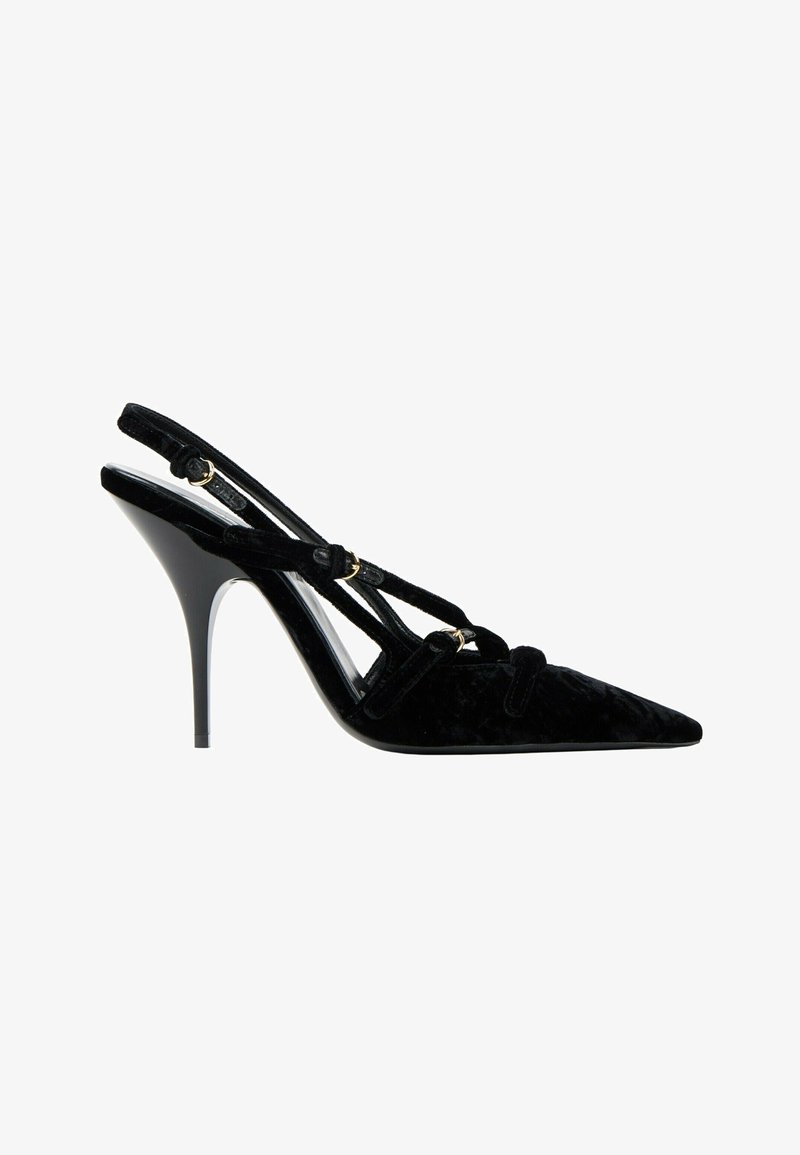 Chaussure slingback à talon haut en velours noir à bout pointu, avec fines brides et détails de boucle dorée.
