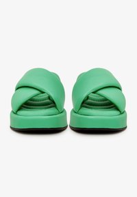 Groene schuiflippers met een gepolsterd kruisbandontwerp, gladde textuur, platte zolen en een afgeronde vorm. Zacht materiaal met een minimalistische stijl.
