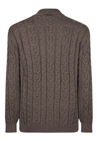 Brauner Strickcardigan mit strukturiertem Zopfmuster, langen Ärmeln und einem Kragen. Der Stoff wirkt dick und strukturiert.