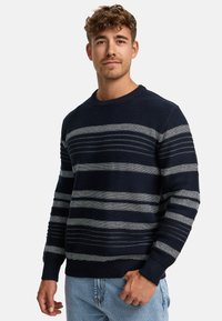 Dunkelblaues Sweatshirt mit weißen horizontalen Streifen, strukturiertem Strickmuster, Rundhalsausschnitt und gerippten Bündchen sowie Saum. Legere Passform.