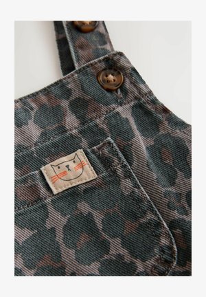 Overalls met luipaardprint in donkergroene en bruine stof, met knopen en een klein label met een kattendesign op het voorzakje.